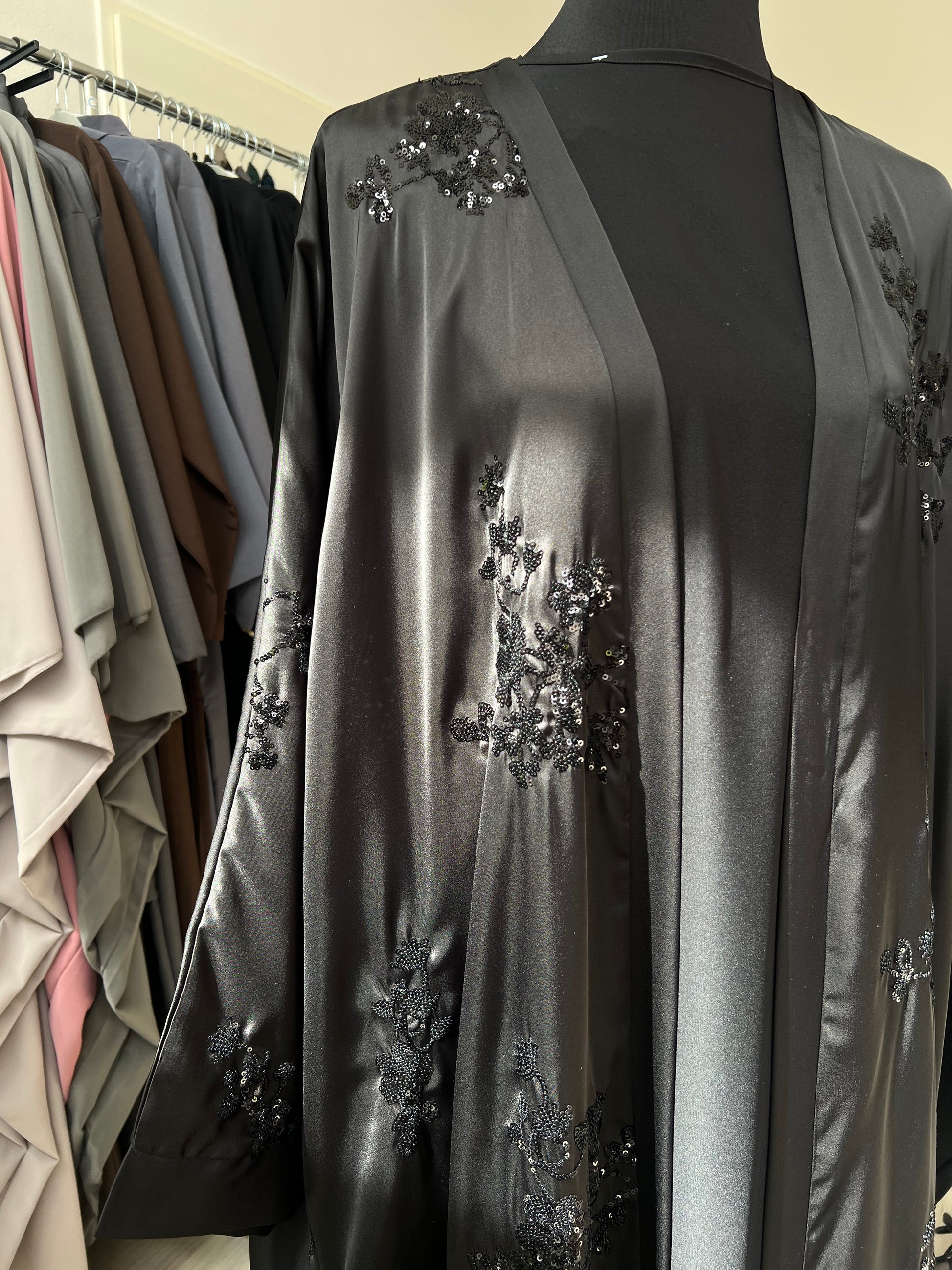Detail foto von schwarzem kimono bodenlang frühling, elegant