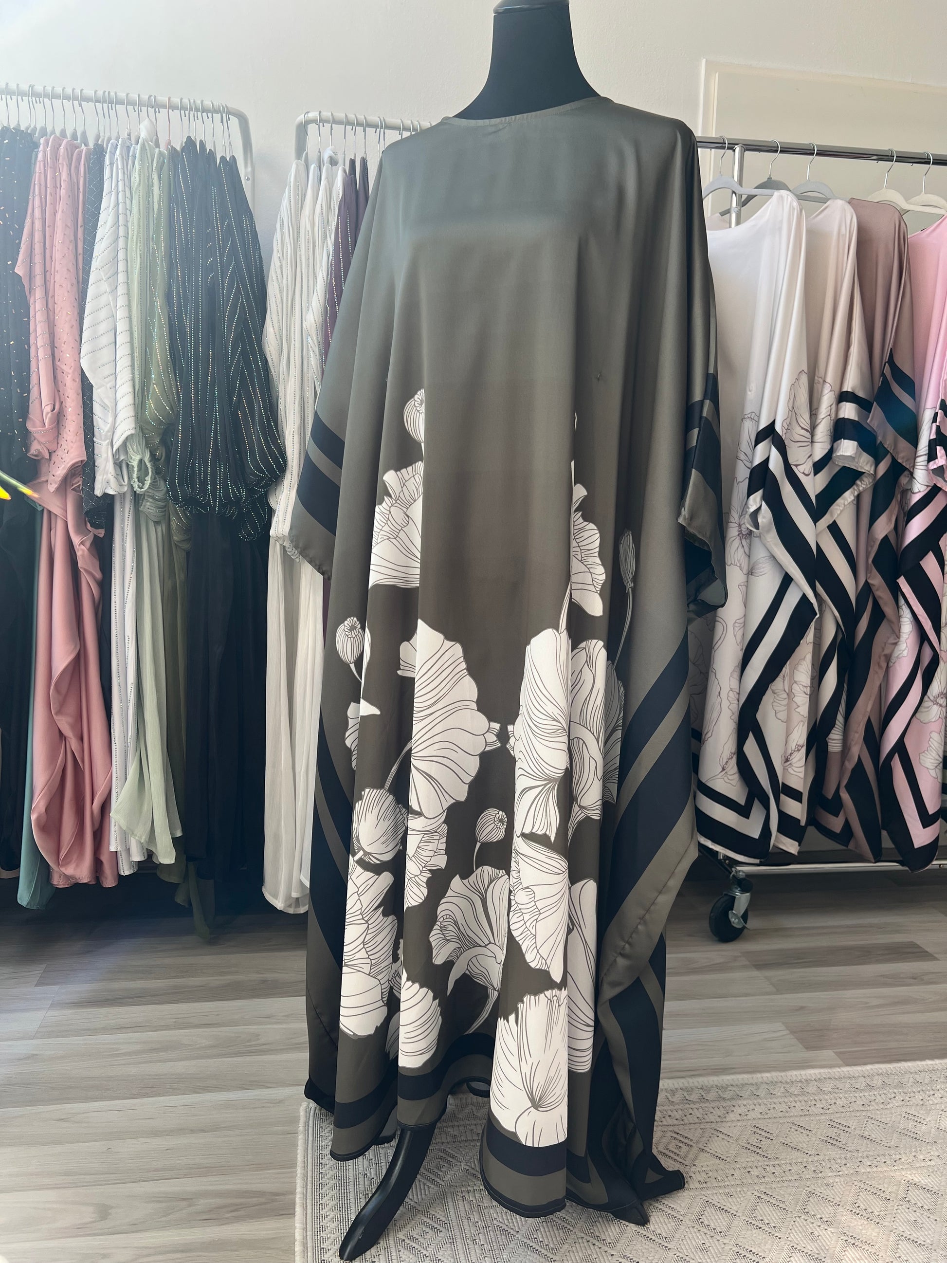 Butterfly abaya in olivgrün mit schwarzen linien, modern und natürlich