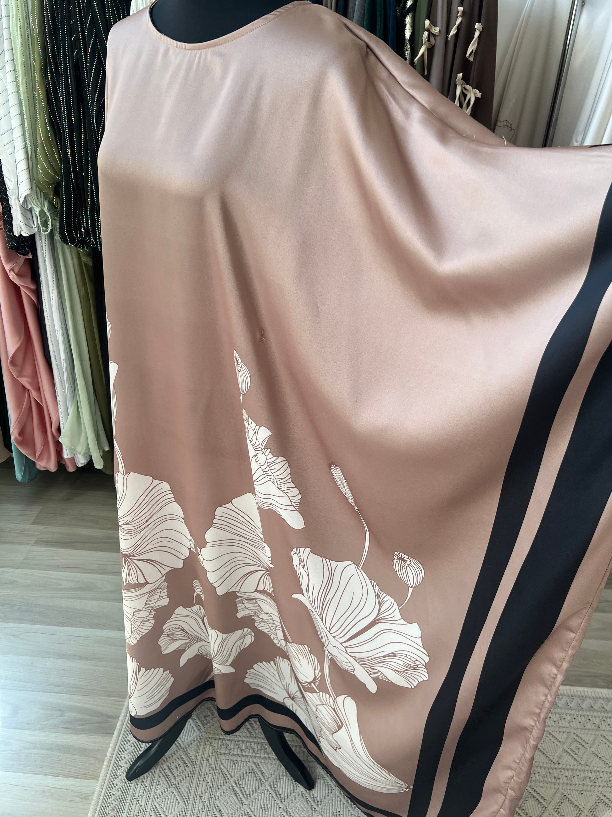 Braunes Butterfly kleid mit blumen. Bild zeigt ganz viel stoff des kleids