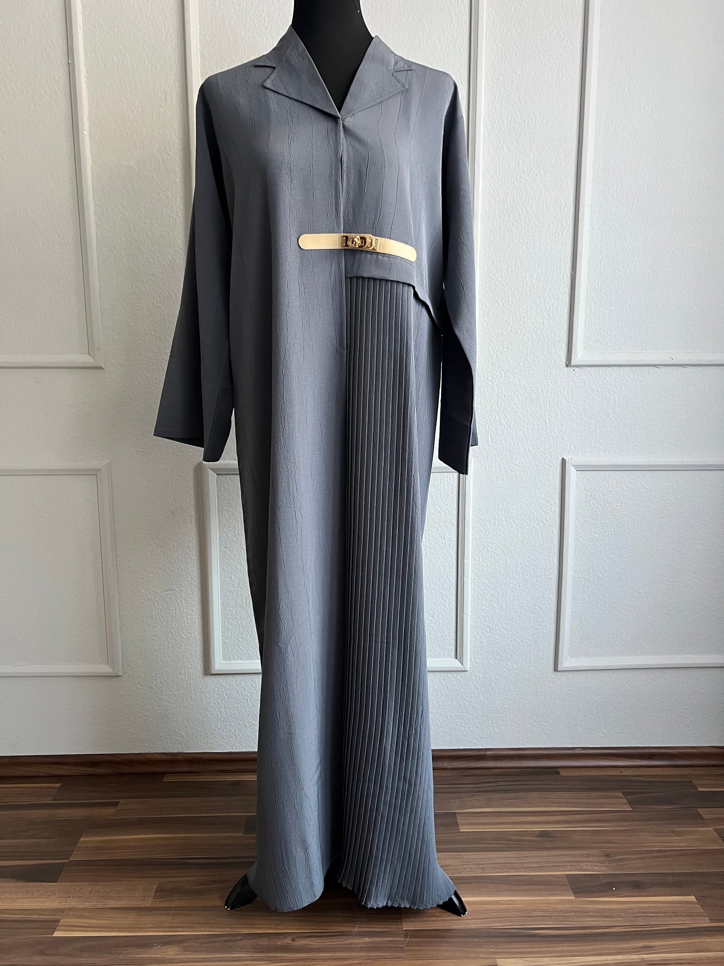 Grauer kimono mantel mit einem gürtel detail an taille und plissee seite