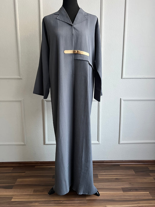 Grauer kimono mantel mit einem gürtel detail an taille und plissee seite