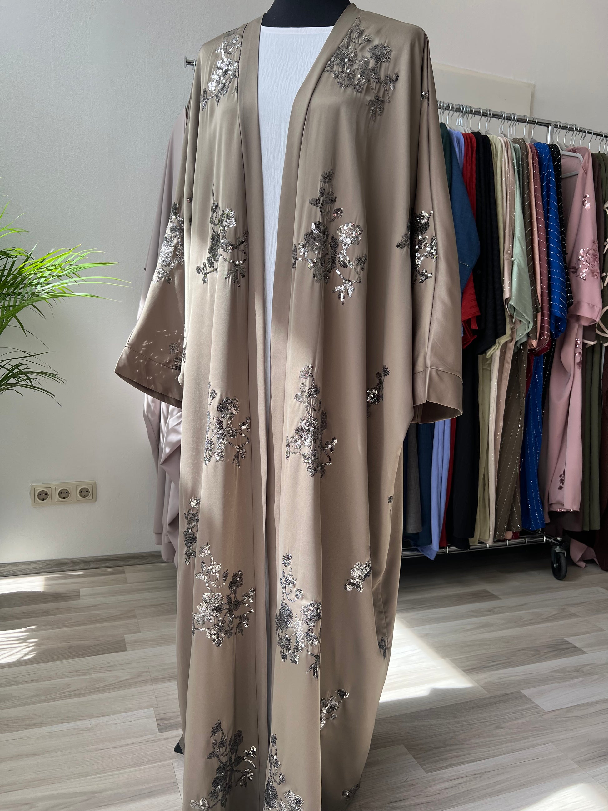 Kimono in olivgrün mit pailletten