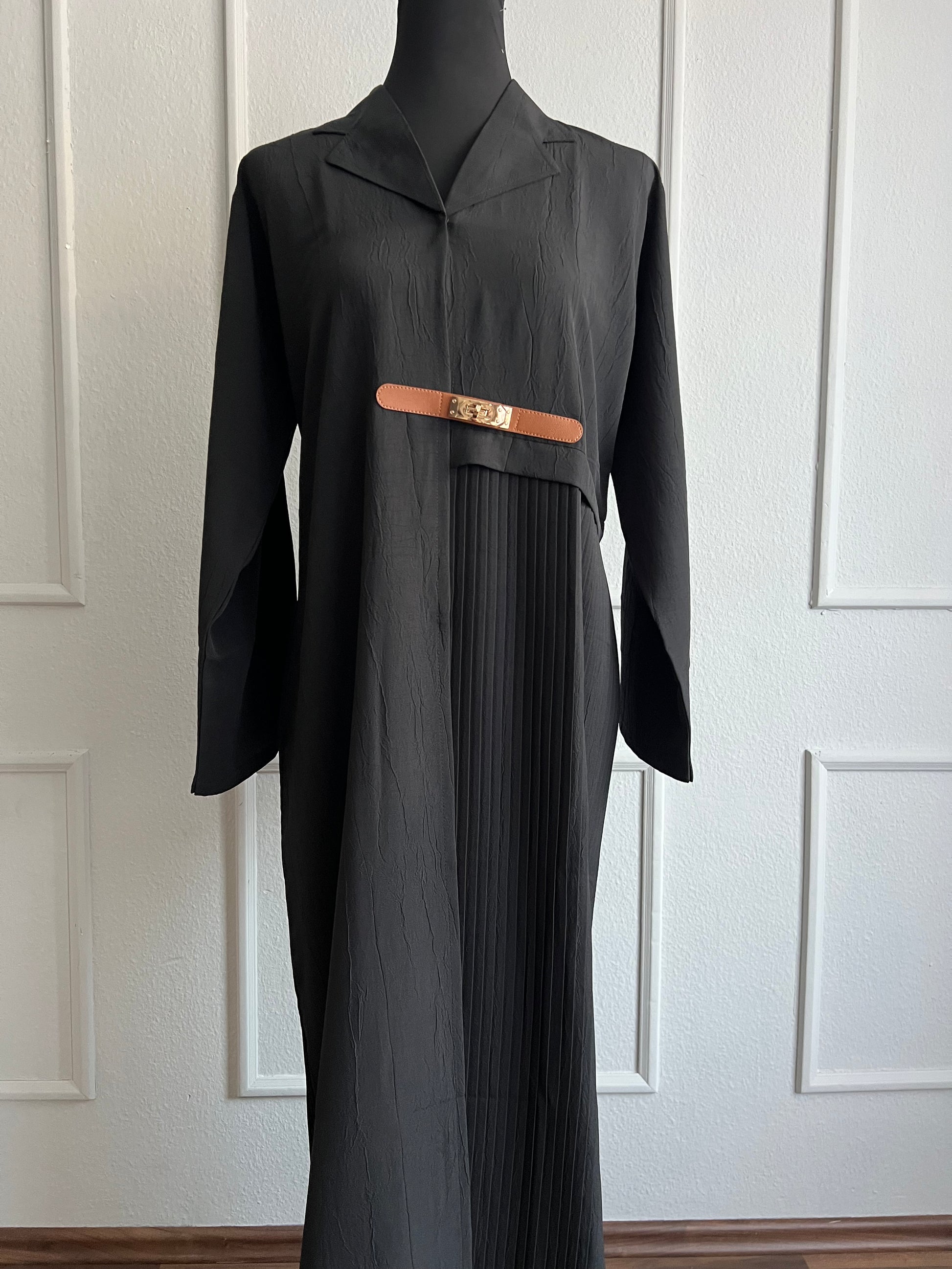 Schwarze abaya mit plisse an der seite. Kimono