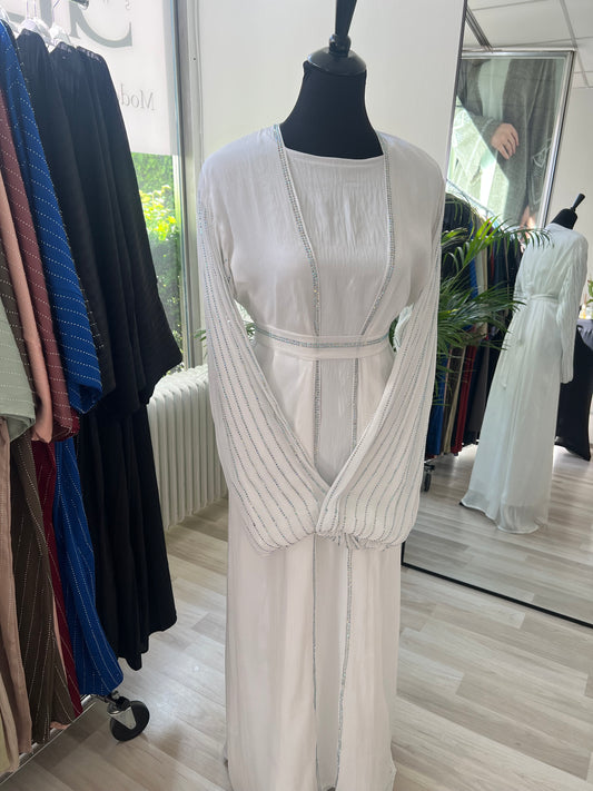 Weißes bodenlanges kleid mit passendem unterkleid, ärmel sind voll strassbesetzt und weißer gürtel
