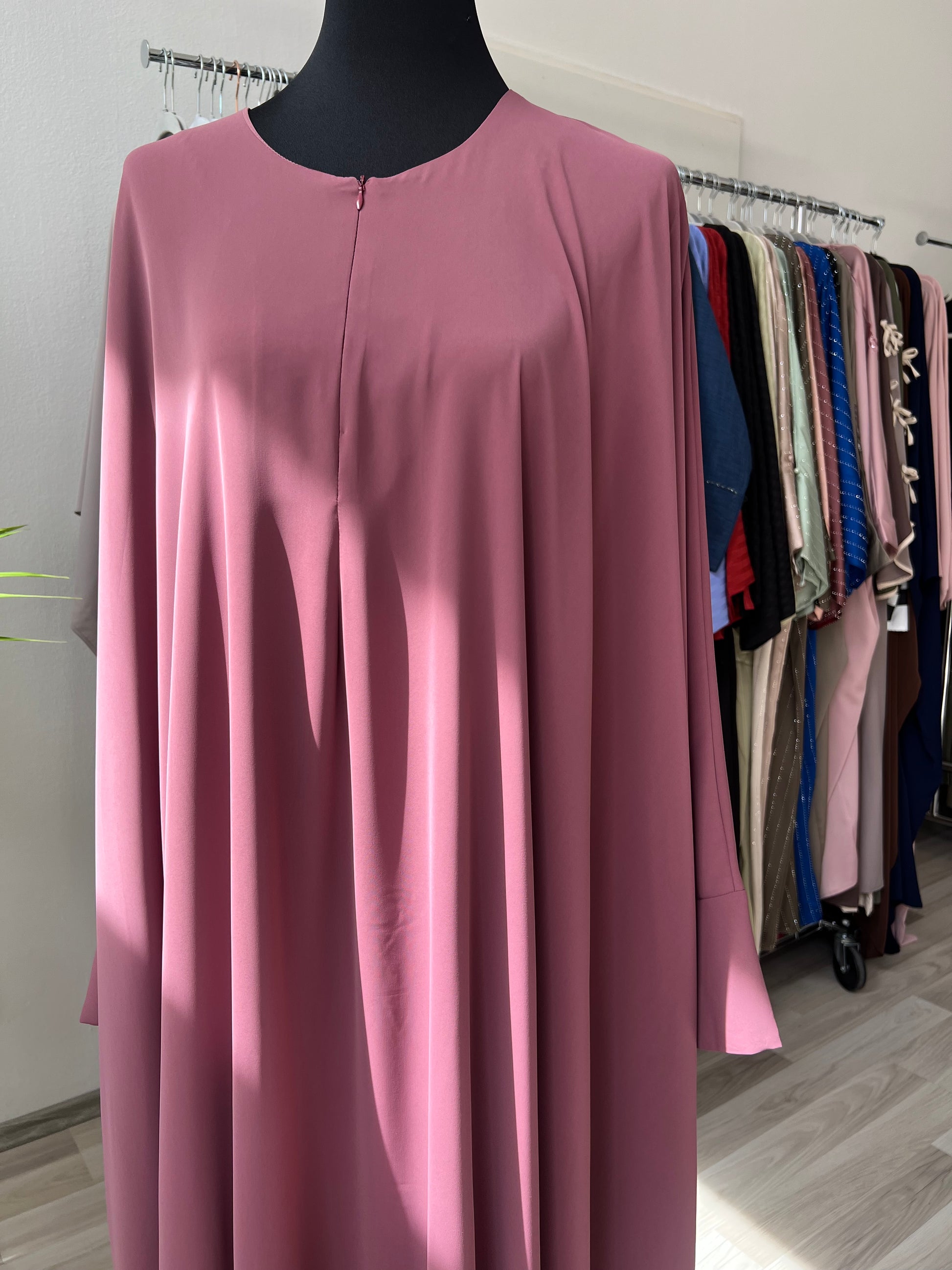 Close up farasha abaya mit stillfunktion durch reisverschluss