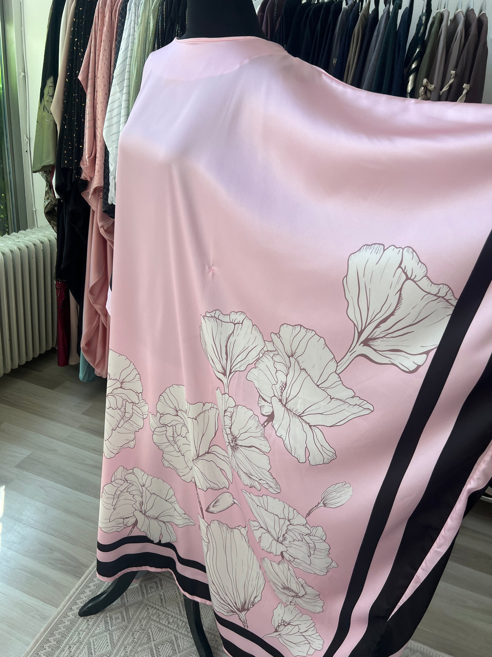 Sehr breites rosa sommerkleid mit blumen