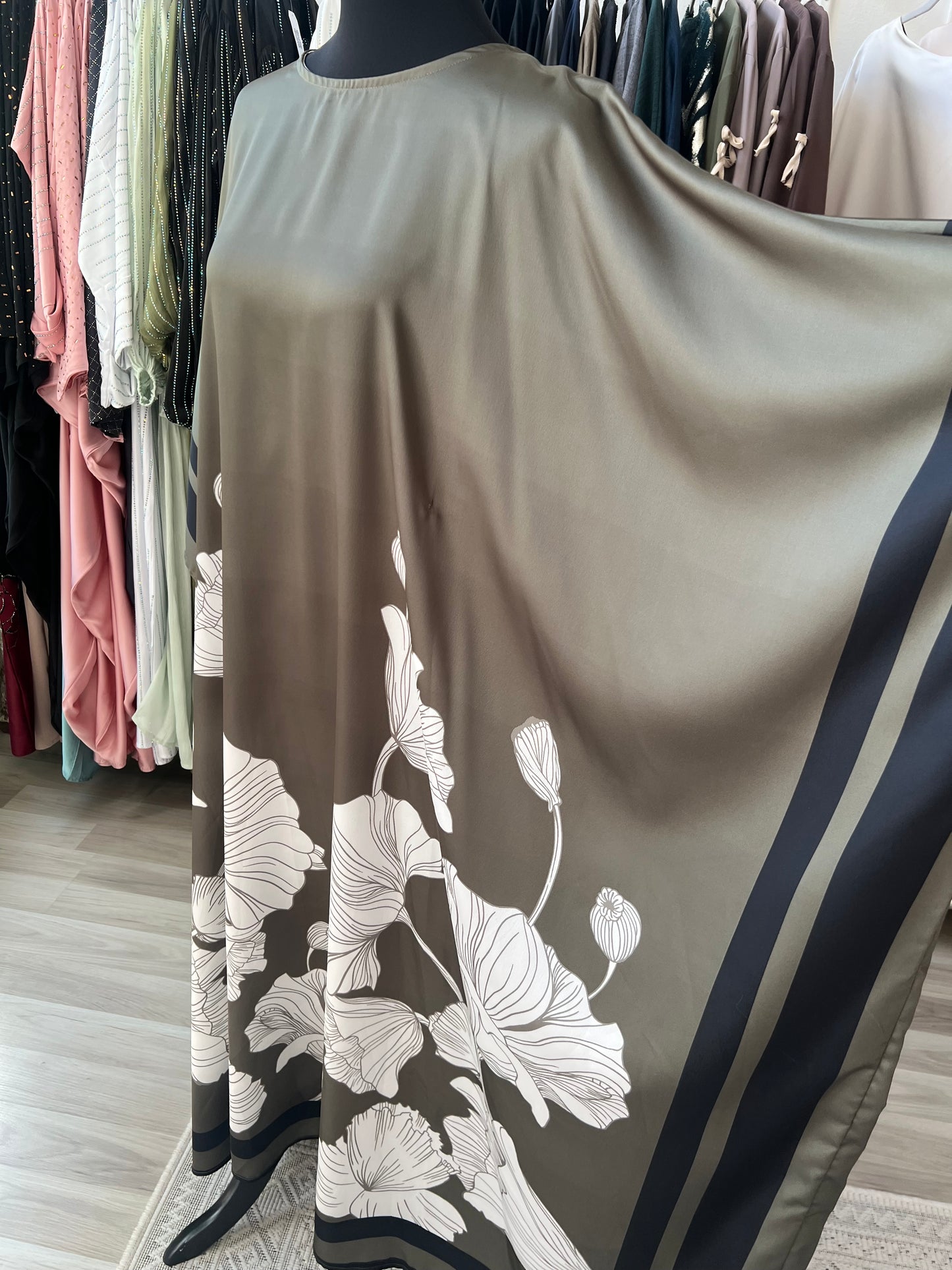 Butterfly abaya mit breiten ärmeln und lockerem schnitt olivgrün mit schwarzen linien