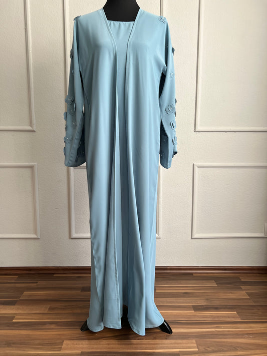 Hellblaue Abaya vorderansicht