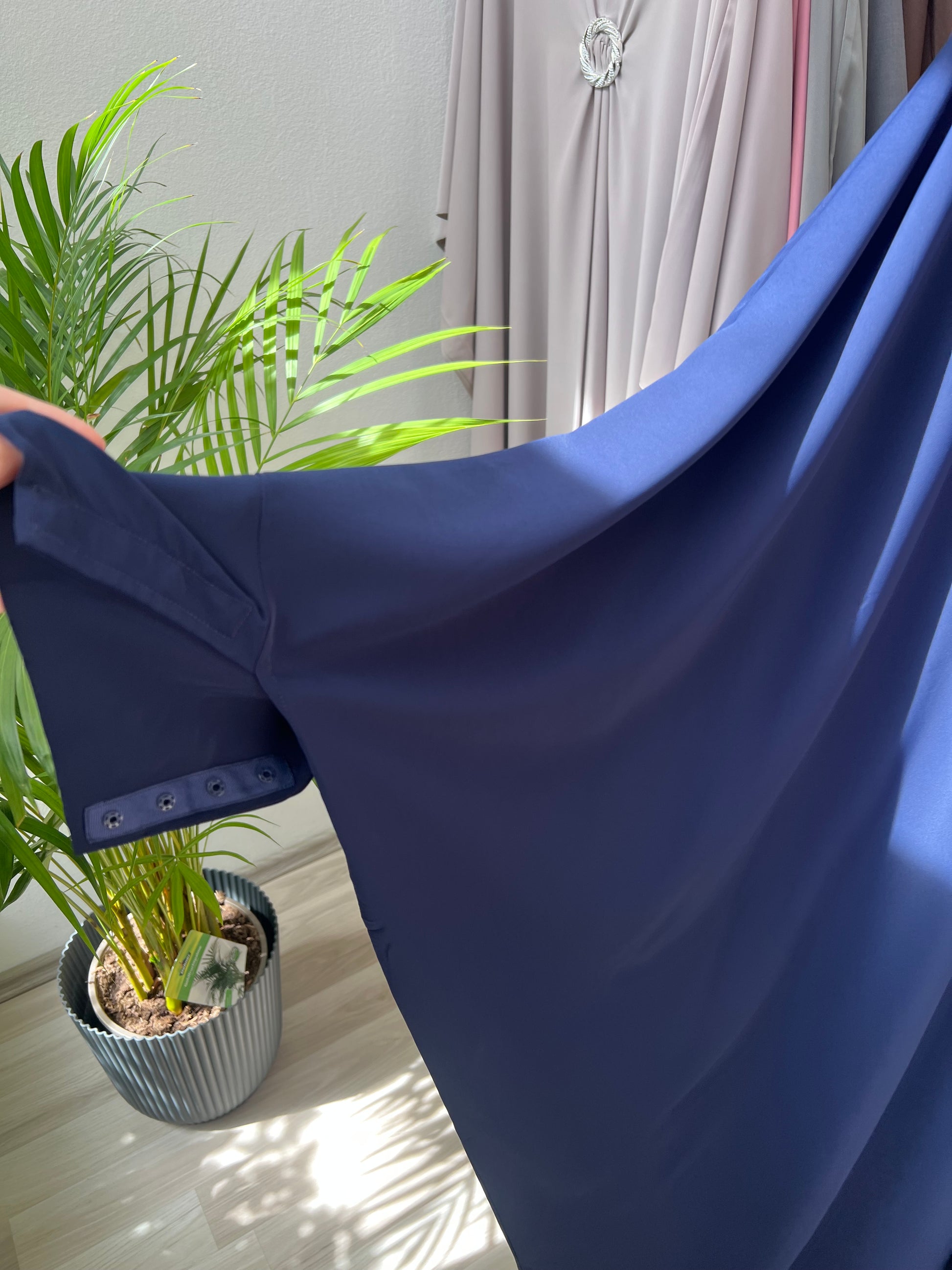Dunkelblaues kleid an den ärmeln versteckte knopfleiste und druckknöpfe