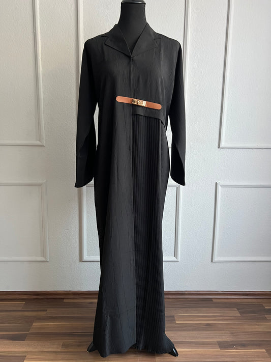 Schwarze business abaya mit beigem gürtel detail an der taille. Abaya aus dubai in Wien.