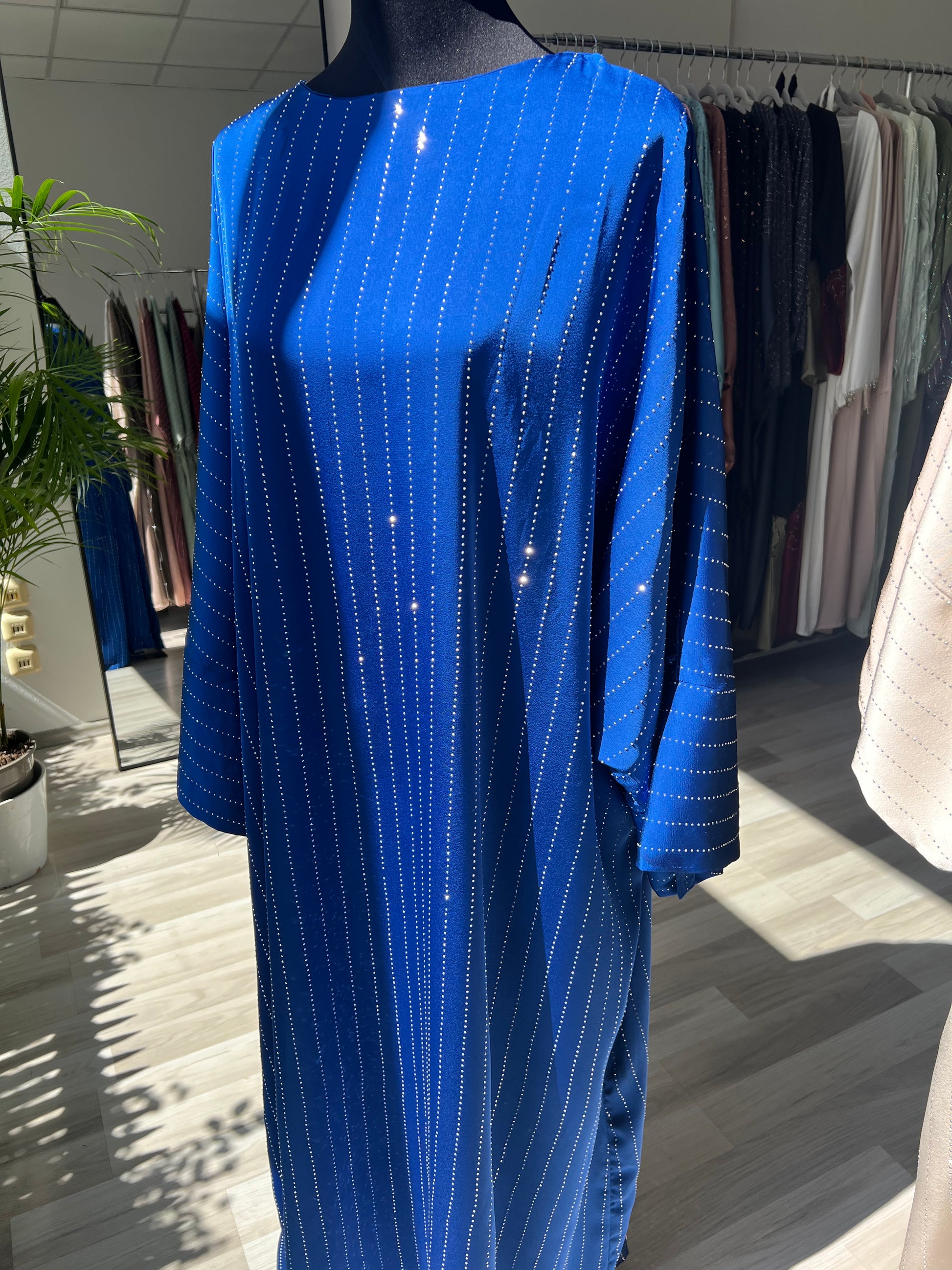 Dunkelblaues maxikleid, ideal für kopftuch und islamischer mode in wien