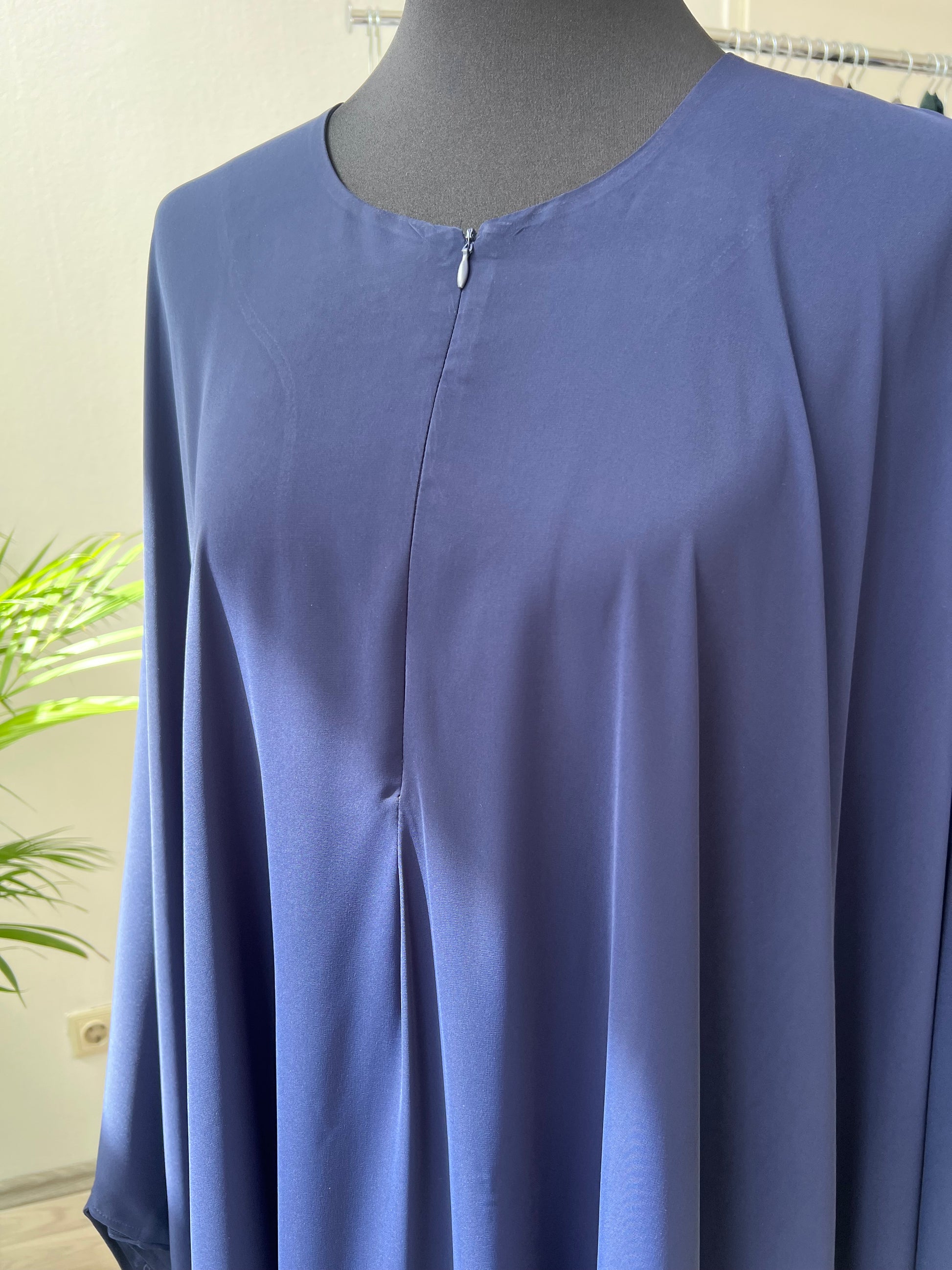 Dunkelblaue abaya mit stillfunktion dank reisverschluss