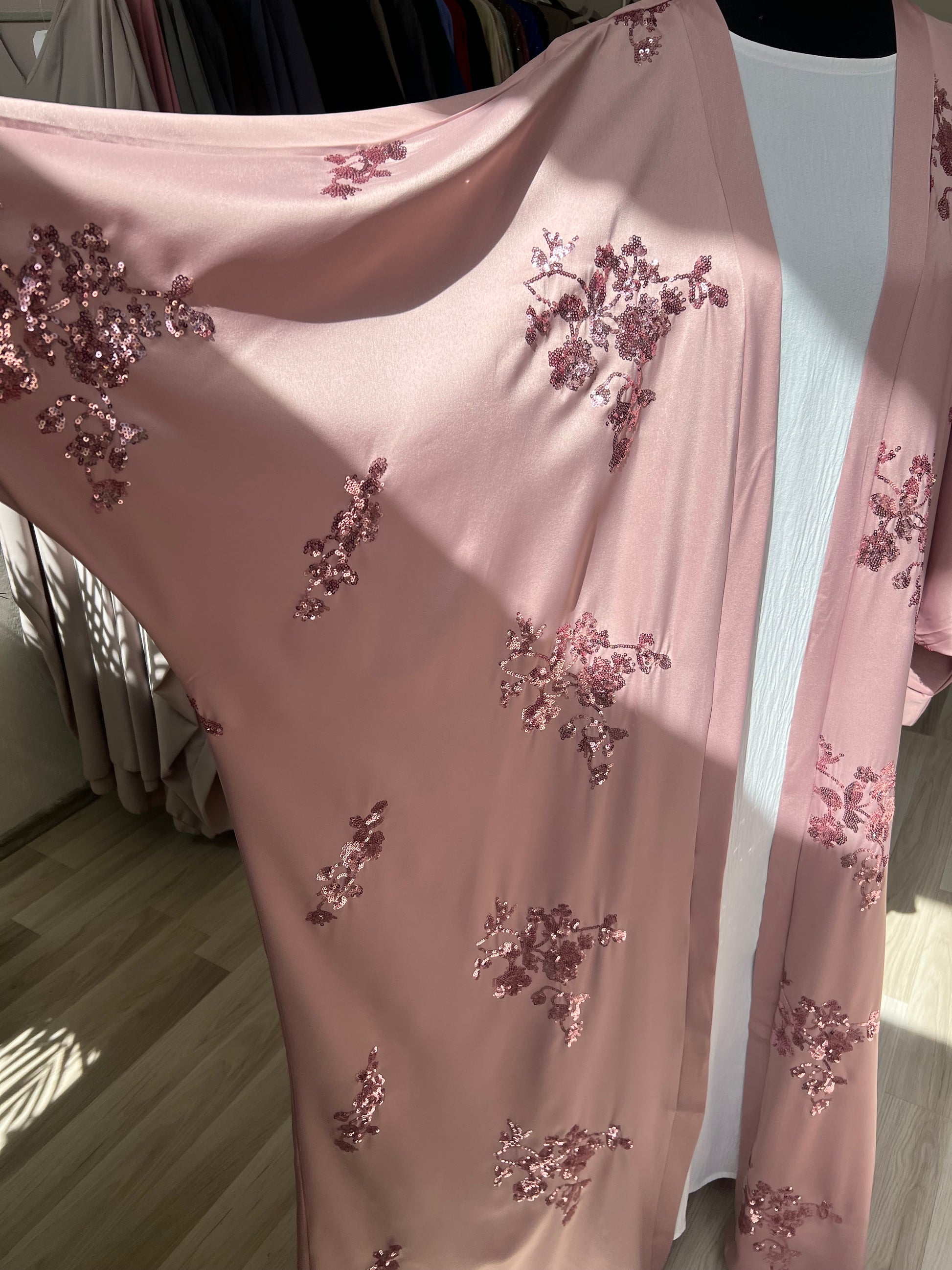 Oversized rosa abaya mit pailletten. Kimono ist bodenlang