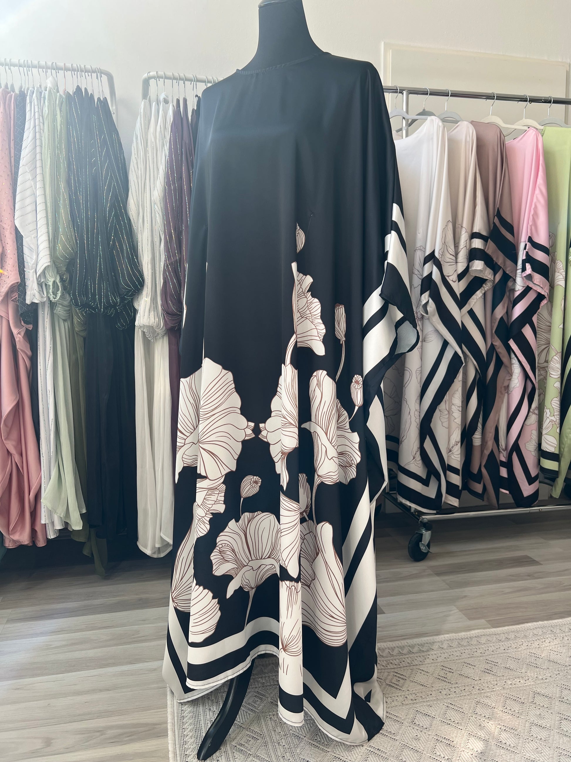 Butterfly abaya in schwarz mit weißen linien, zeitlos und elegant