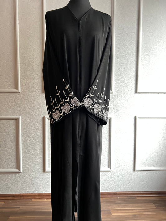 Schwarze Abaya mit Steinchen an Ärmeln front side