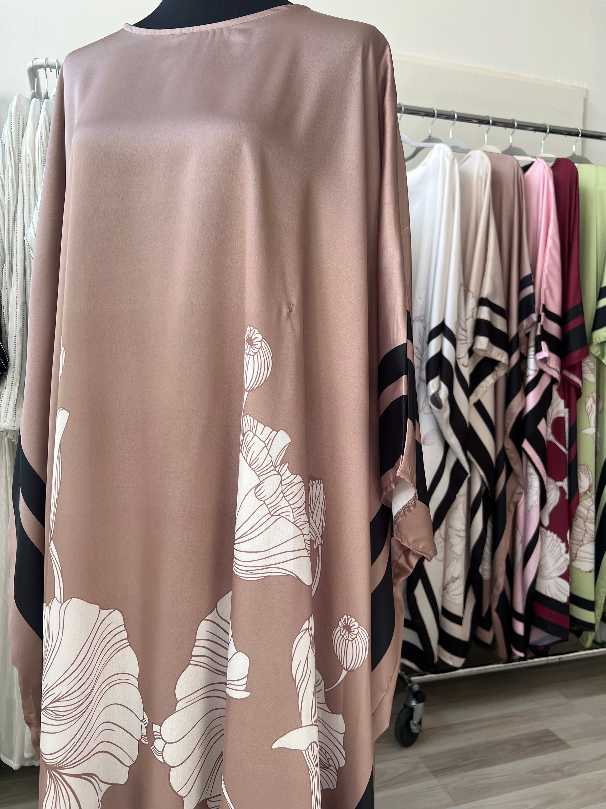 Sommerkleid in hellbraun und weißen blumen