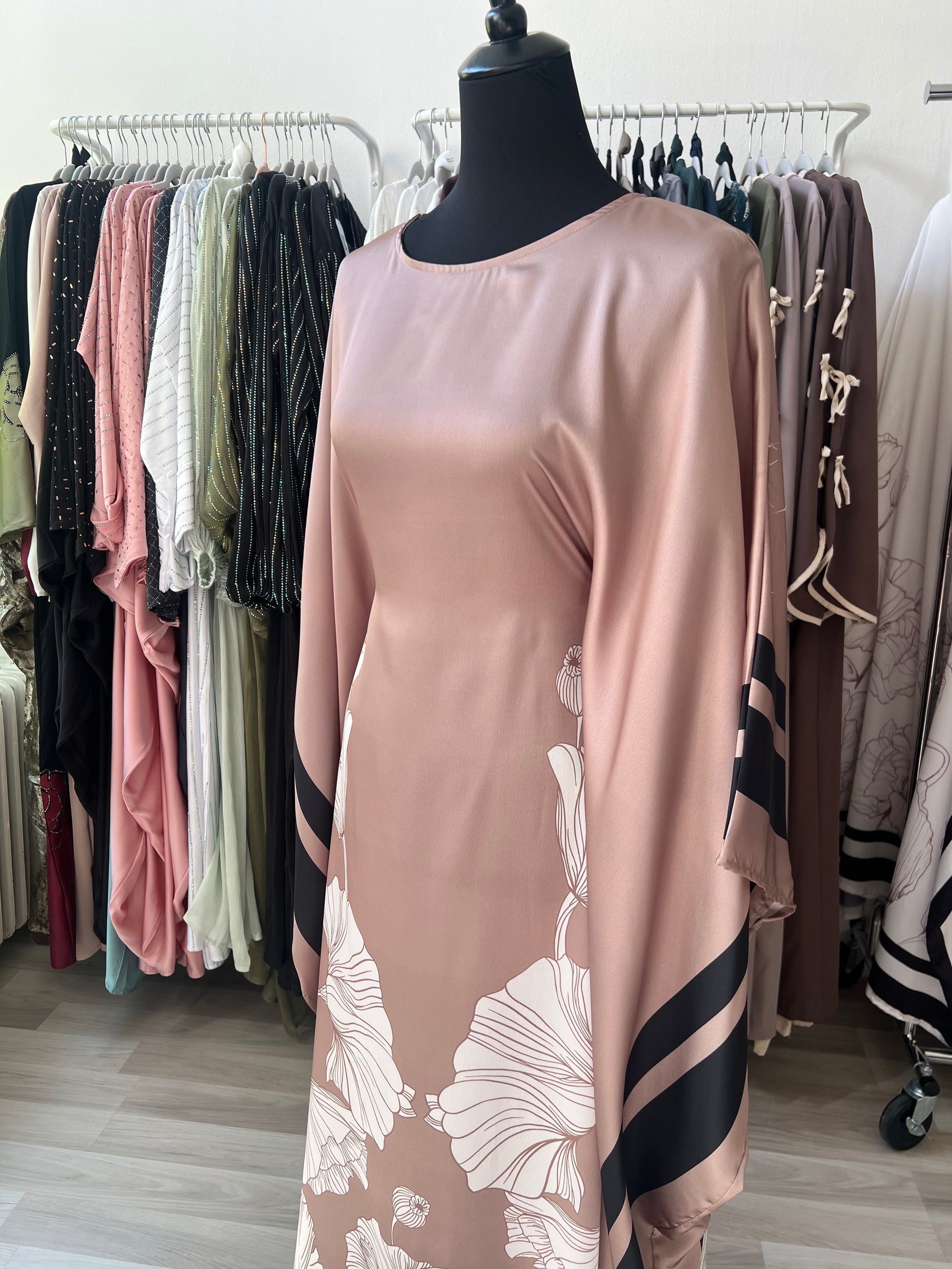 Butterflymodell an der taille enger hellbraunes kleid mit schwarzen linien