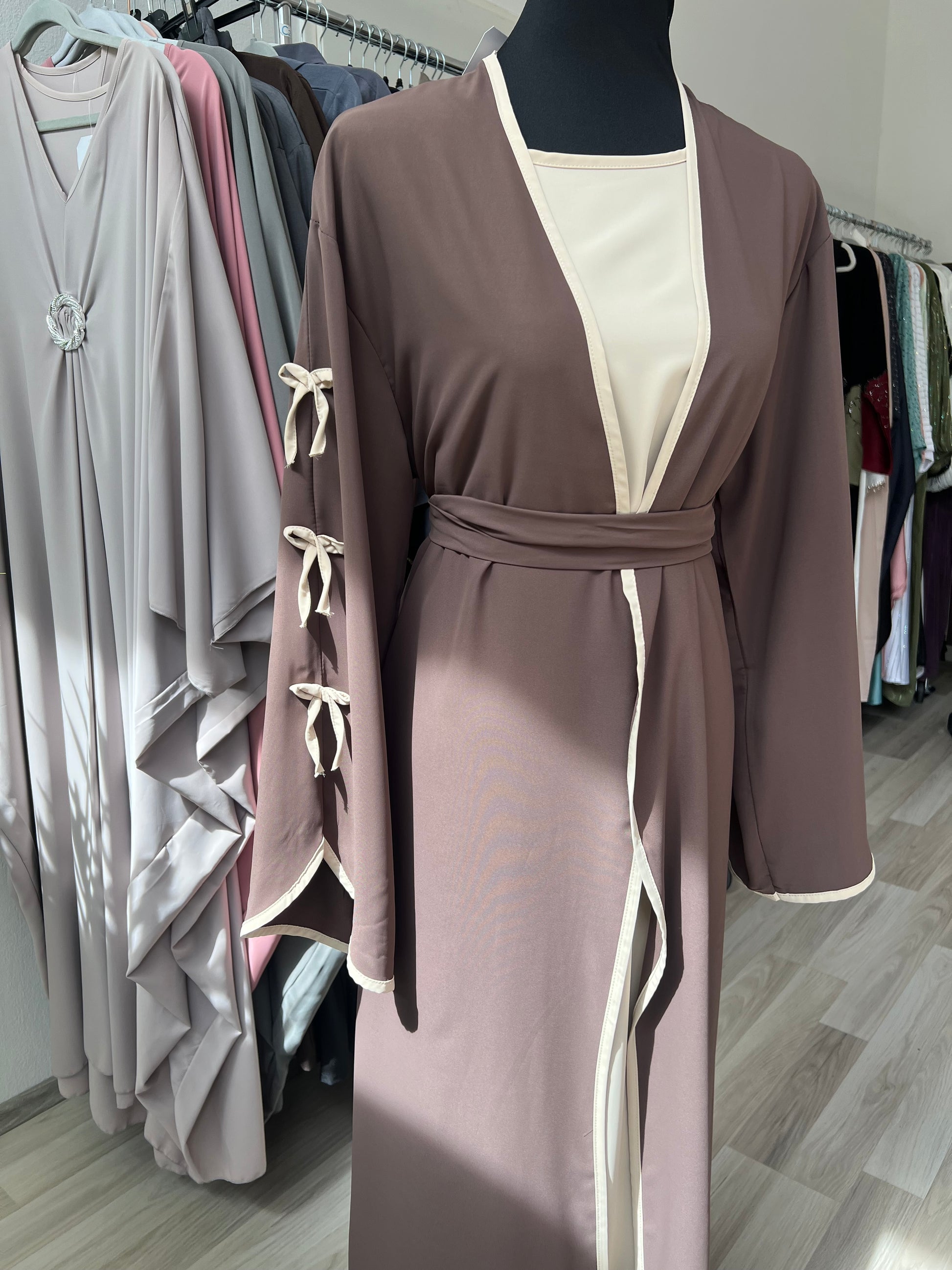 Braune abaya mit schleifen und unterkleid