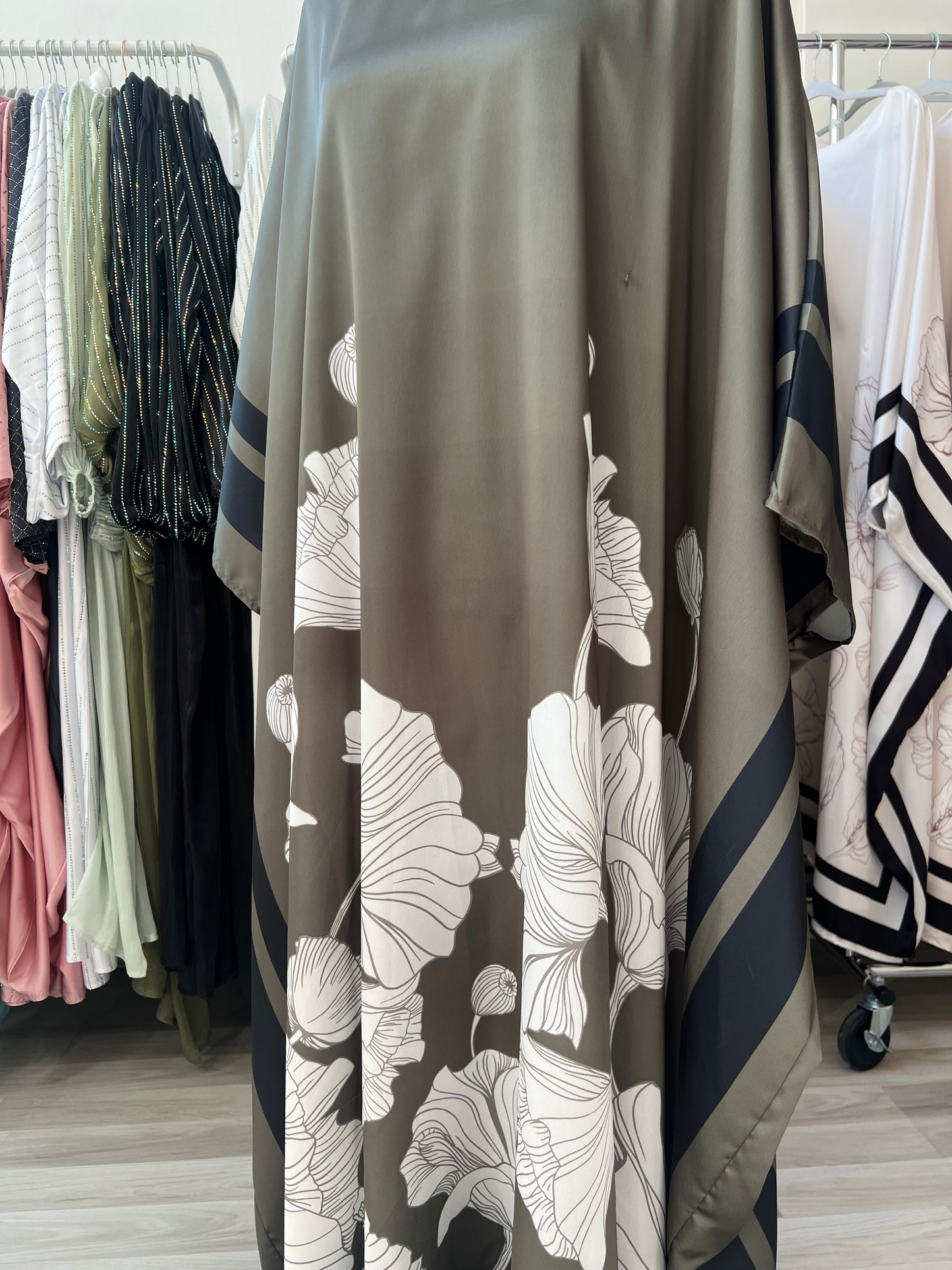 Detail foto vom olivgrüner abaya mit blumen luftig und locker