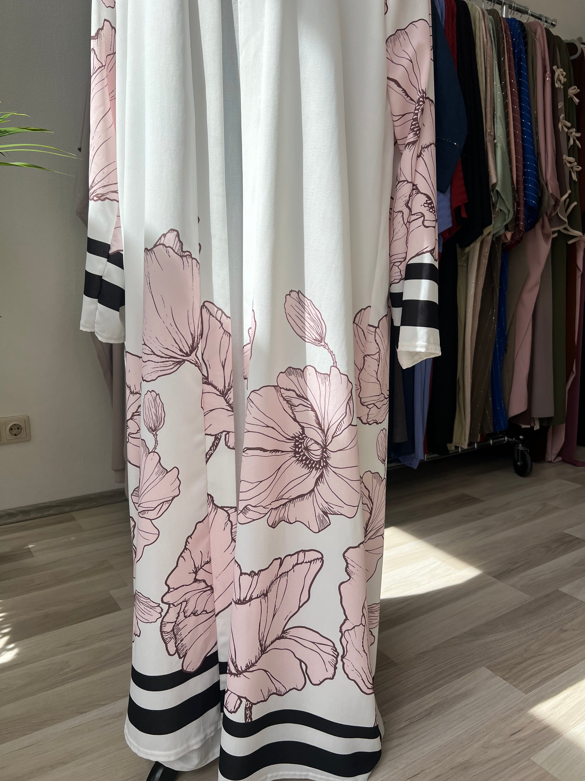Kimono mit rosa blumen in weiß, bodenlang und streifen an den ärmeln