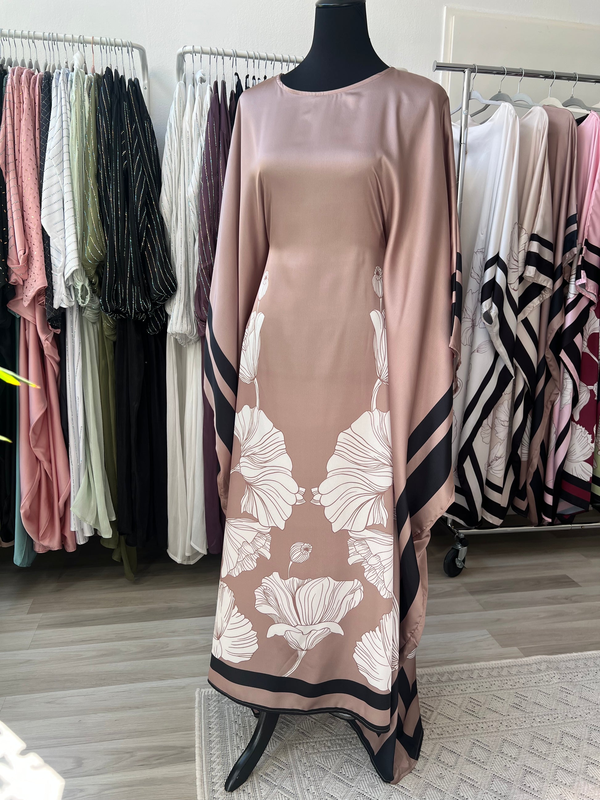 Bild von vorne schmetterlingskleid mit weißen blumen bodenlang