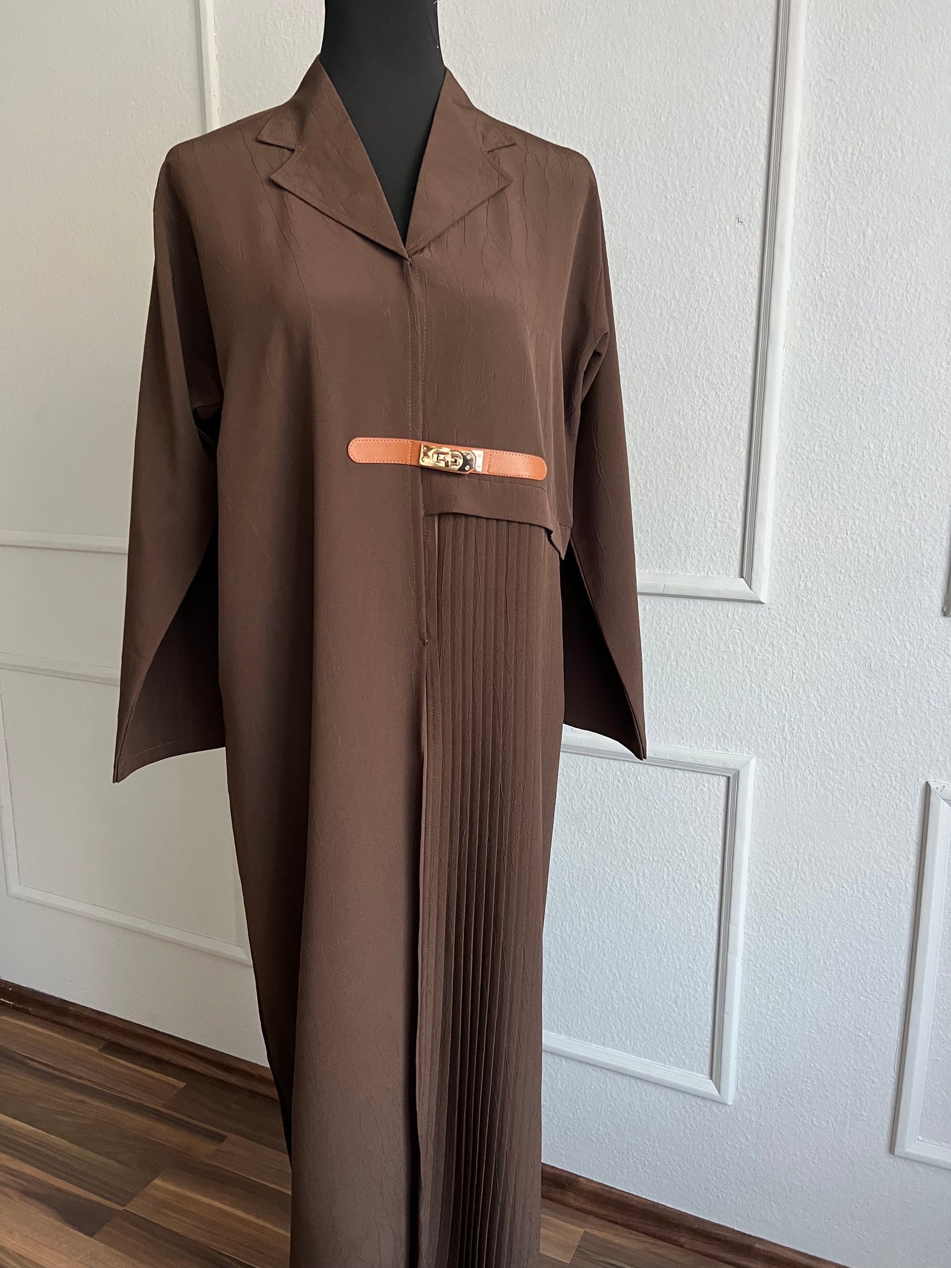 Braune abaya seitlich plissiert mit schnalle vorderansicht