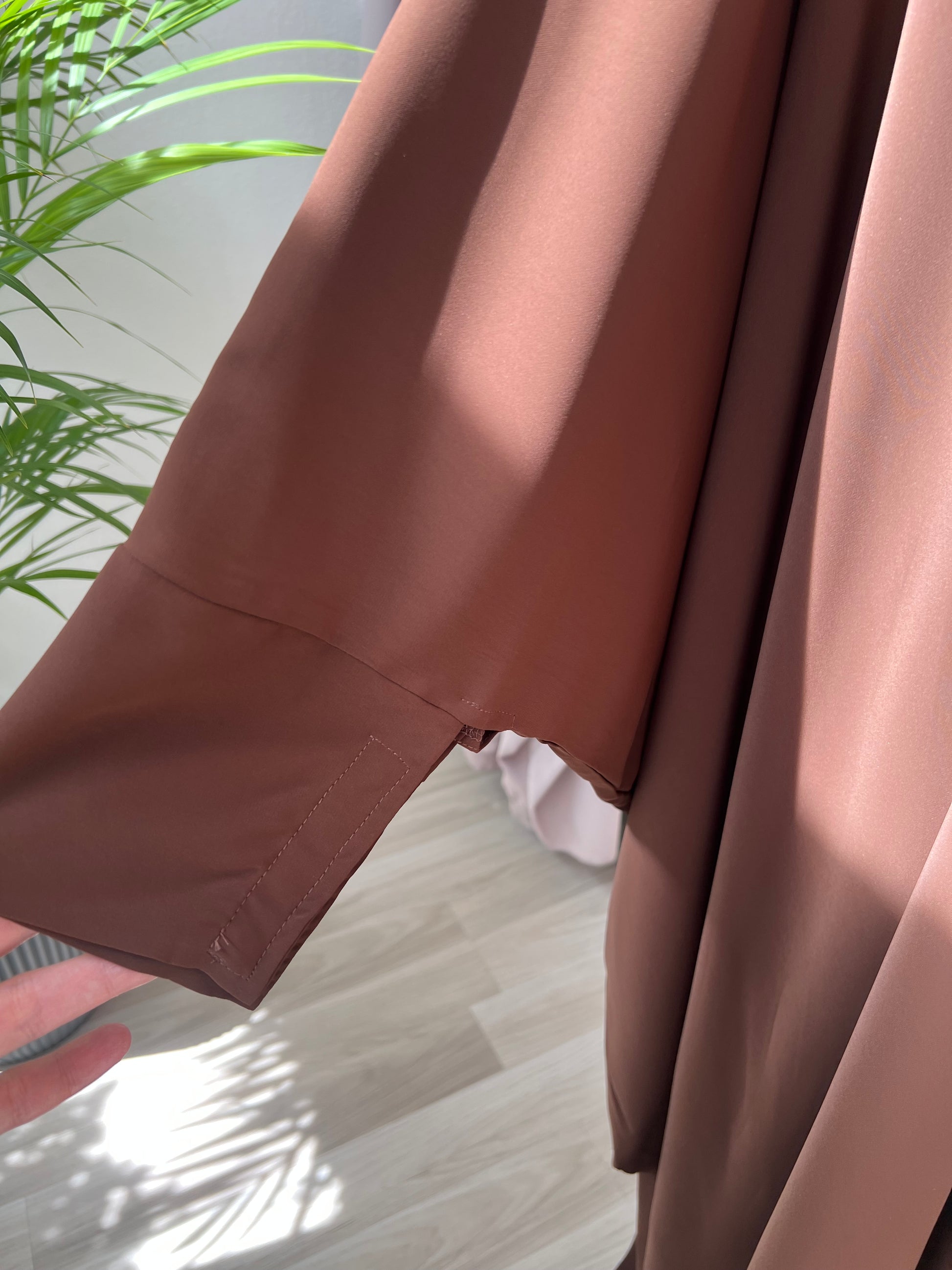 Braune abaya mit versteckter knopfleiste an den ärmeln, oversized