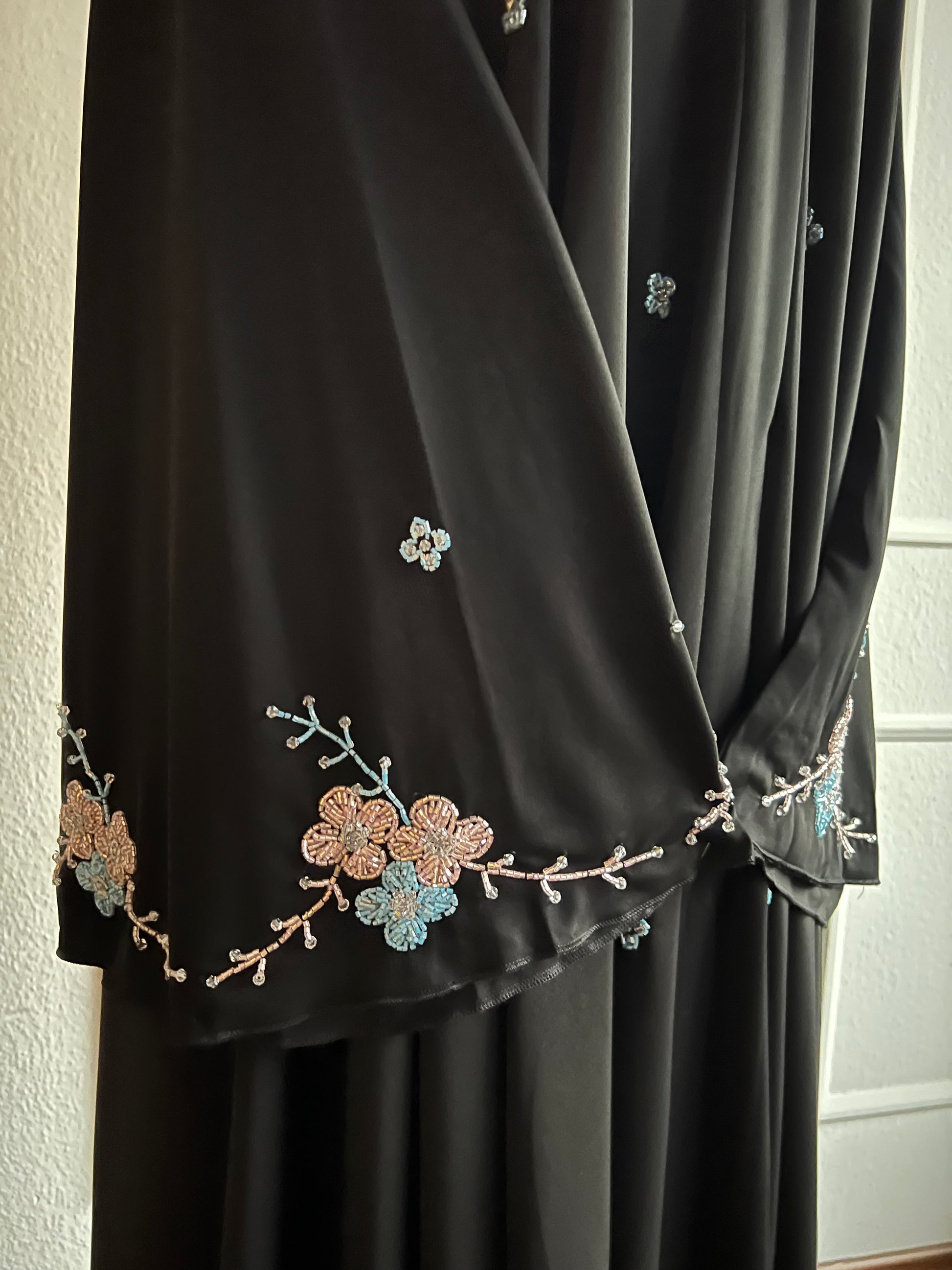 Abaya flower power close up