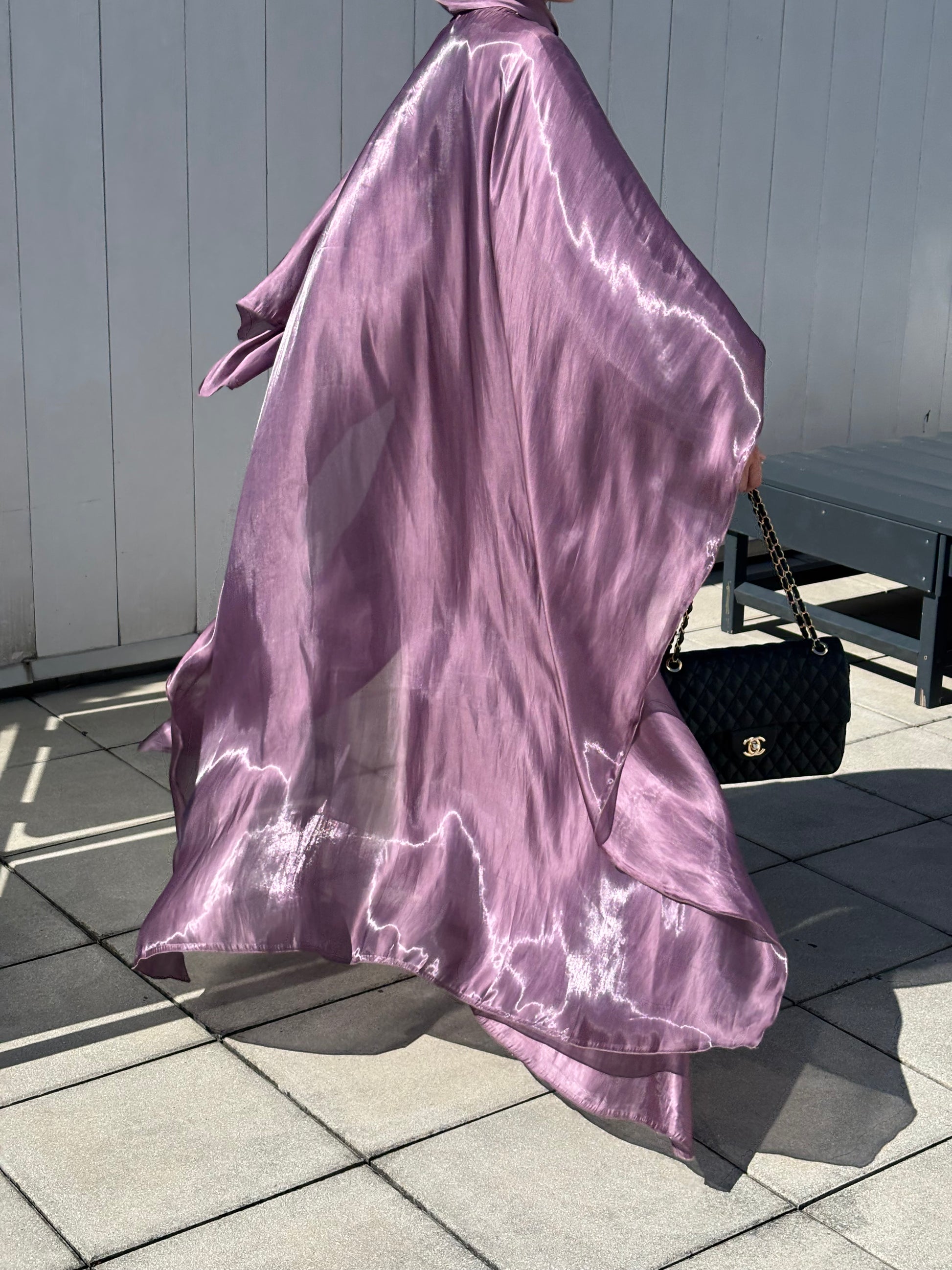 Detailansicht der schimmernden Abaya Layana in Flieder