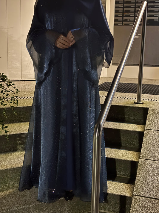 Abaya Sheyla in Midnight Sky – volle Vorderansicht mit feinen Glitzerdetails im Abendlicht