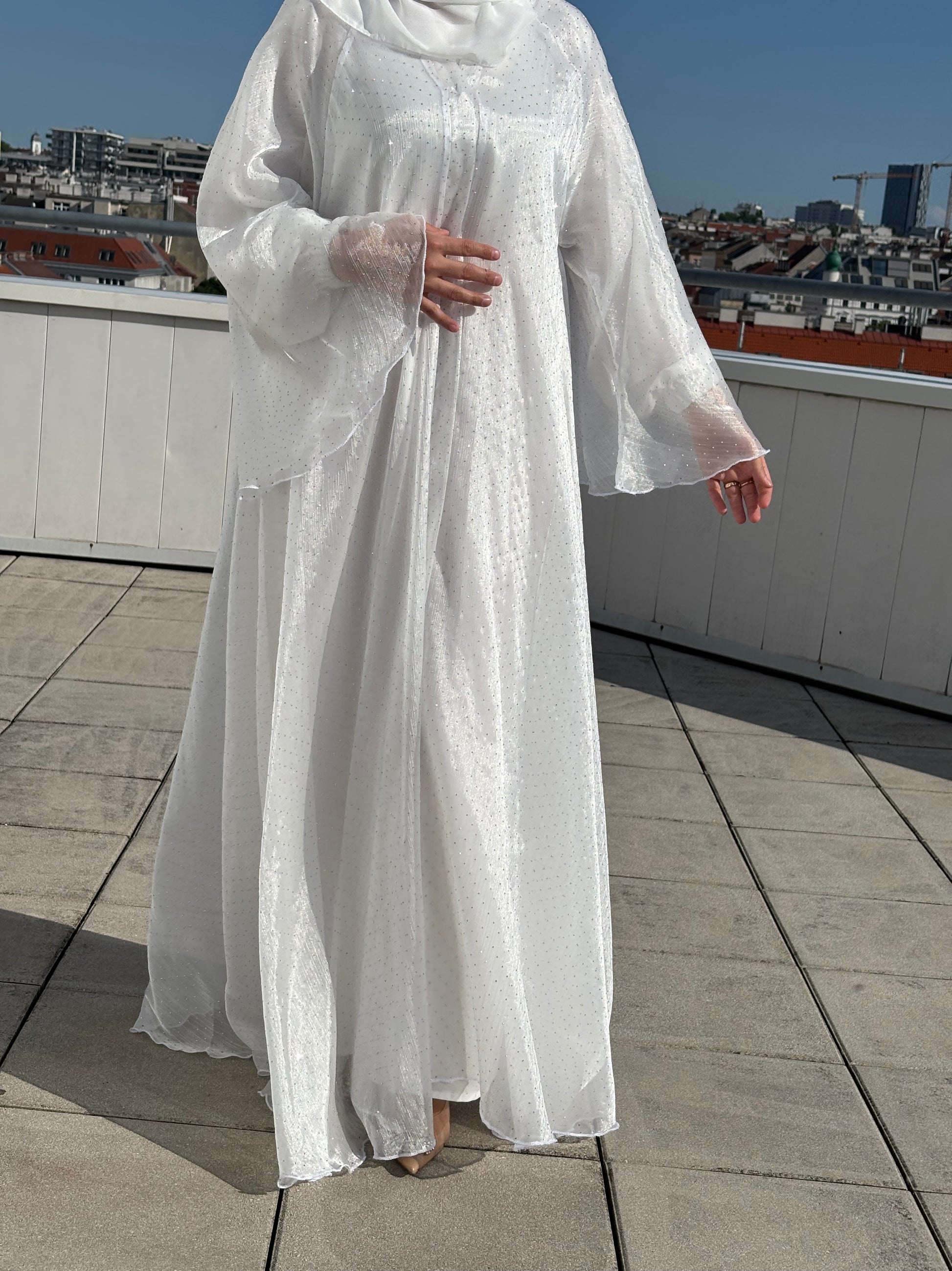 Seitliche Frontansicht der Abaya – strahlend weißer Stoff mit Glanzeffekt