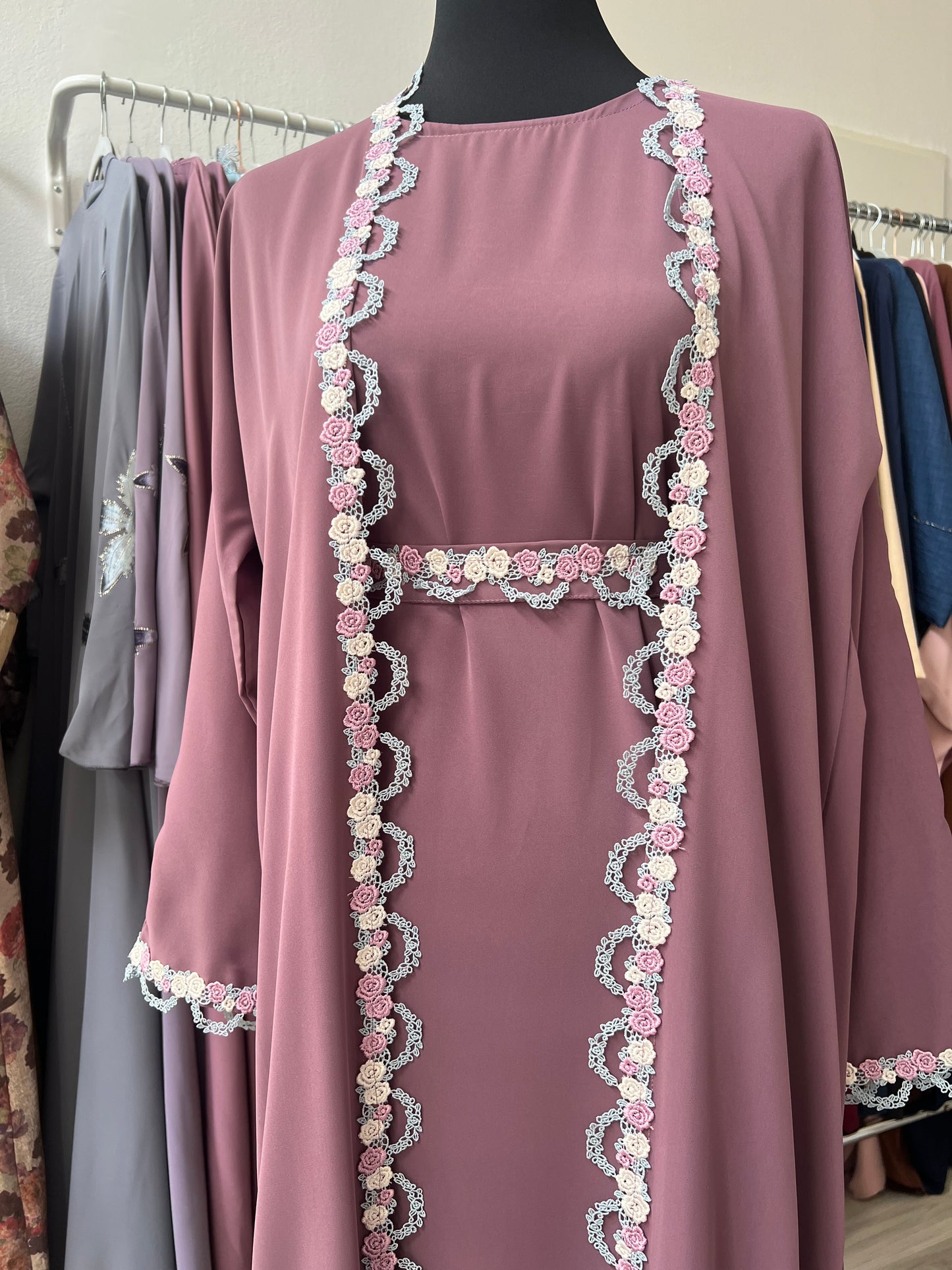 Rosa Abaya mit rosa und türkisen blumen spitze, trend abaya modest fashion wien