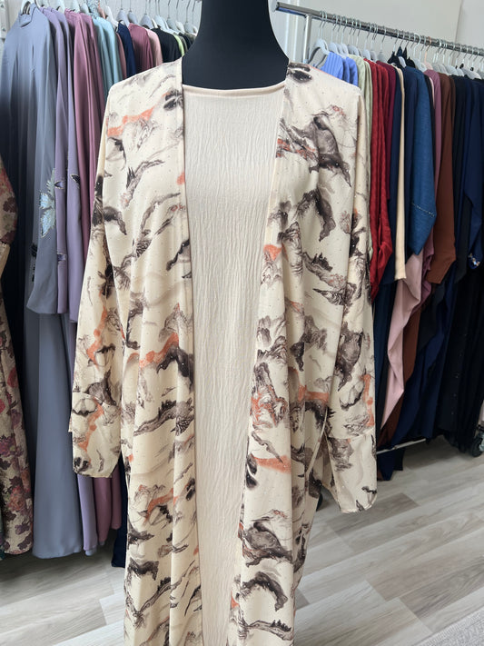 Beige Abaya mit künstlerischem Muster, hergestellt in Dubai, verziert mit feinen Glanznieten - Modest Fashon von Sheylin.
