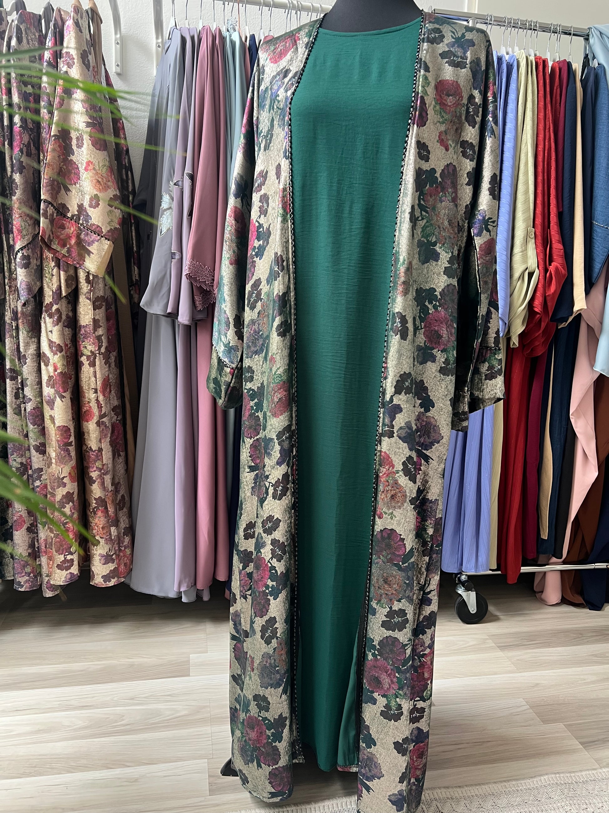 Jacquard Abaya mit floralem Muster und dunkelgrünen Innenkleid -eleganter Dubai Style von Sheylin