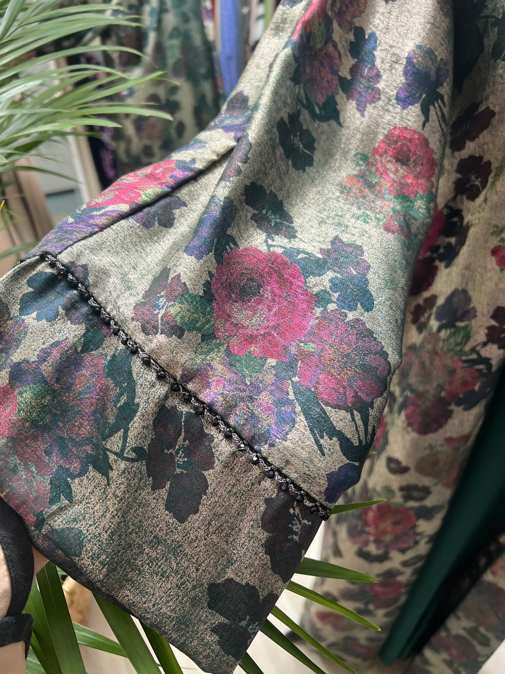 Nahaufnahme der Ärmel mit zartem perlenbesatz - edle handverarbeitung auf jacquard
