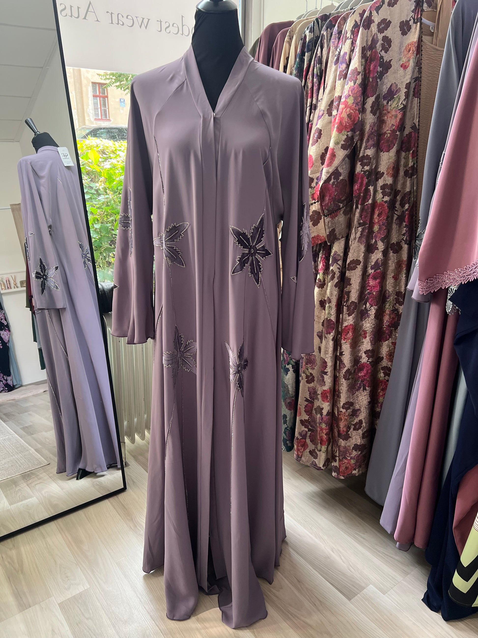 Fließende Abaya in Mauve mit Glitzerapplikationen im Umbrella-Schnitt, vollständig geschlossen