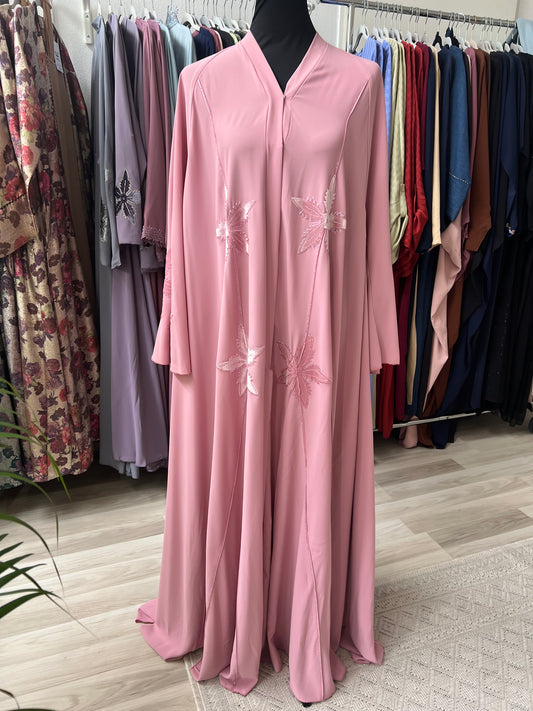 Vollansicht der Abaya „Lamis“ in Rosé mit Glitzerblättern im Umbrella-Schnitt
