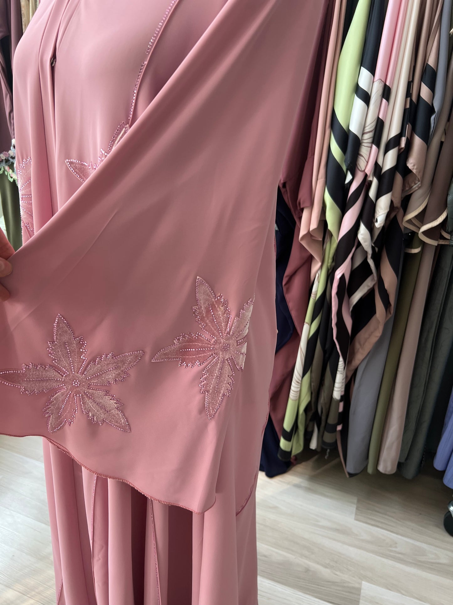 Ärmel-Detail mit rosa Glitzerblättern und leicht transparentem Stoffeffekt