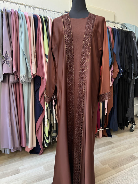 Detailansicht der Abaya Samira in Schokobraun mit edler Stickerei entlang der Vorderseite