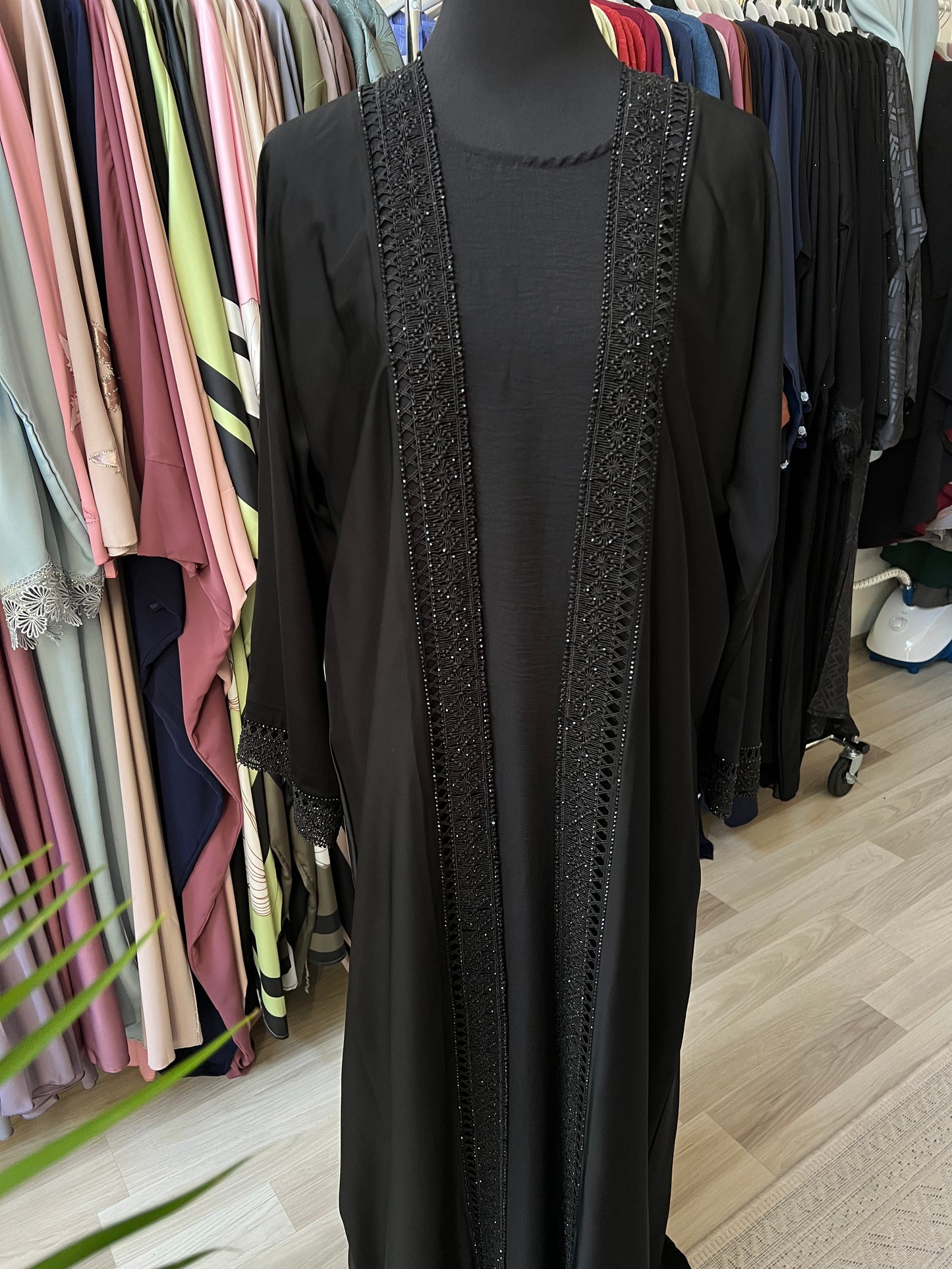 Abaya Samira in Schwarz – Komplettansicht auf einer Schneiderpuppe.