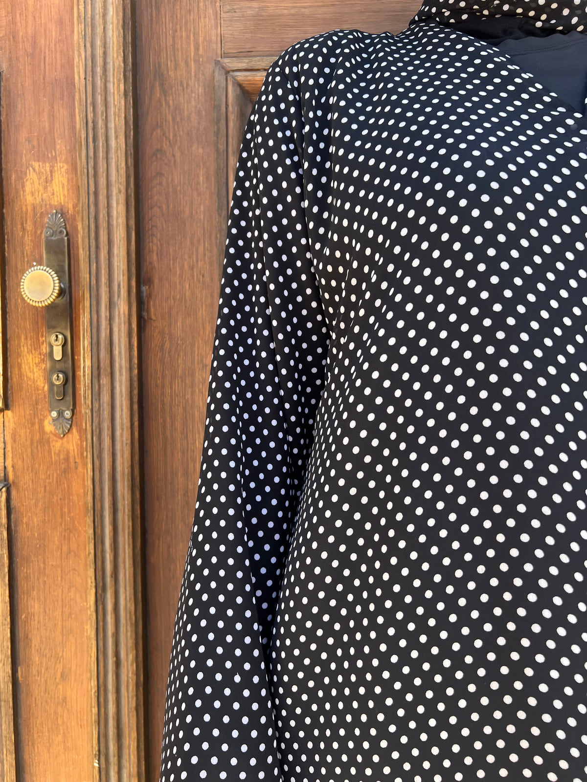 Detail aufnahme abaya mit weißen punkten