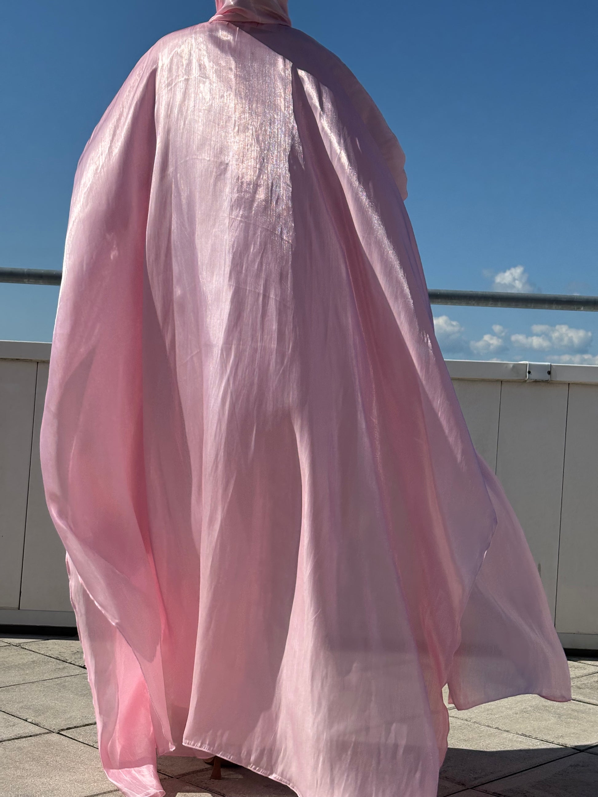 Rückansicht der fließenden Abaya Sherin in Blush Pearl bei Sonnenschein