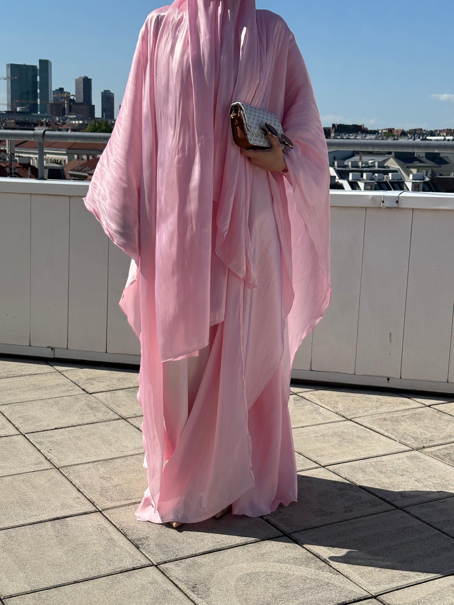 Abaya Sherin in Blush Pearl – sitzend mit elegantem Glanzstoff