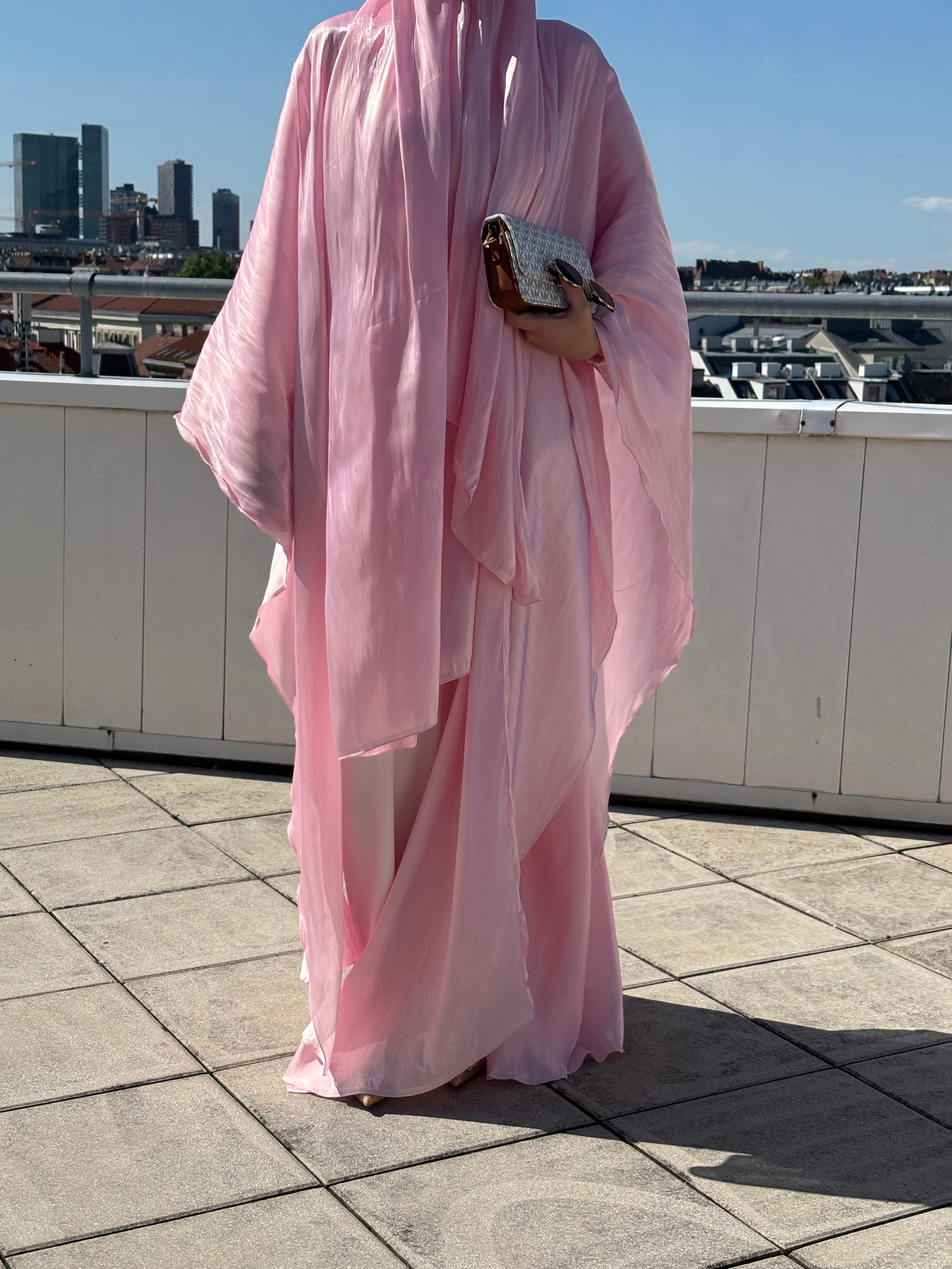 Abaya Sherin in Blush Pearl – sitzend mit elegantem Glanzstoff