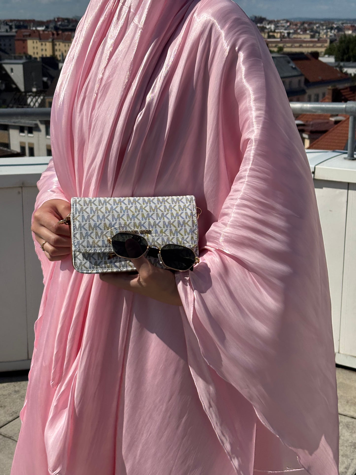 Modest fashion mit ausblick abaya sherin in rosa - sheylin kollektion