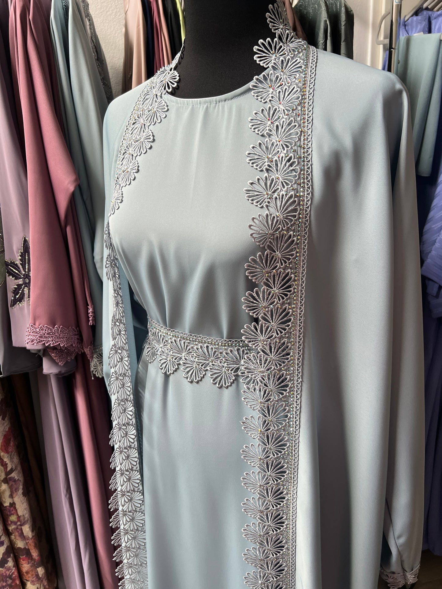 Abaya in seitlicher Perspektive – Fokus auf die feine Stickerei mit silbernem Glanz an Kimono und Gürtel.
