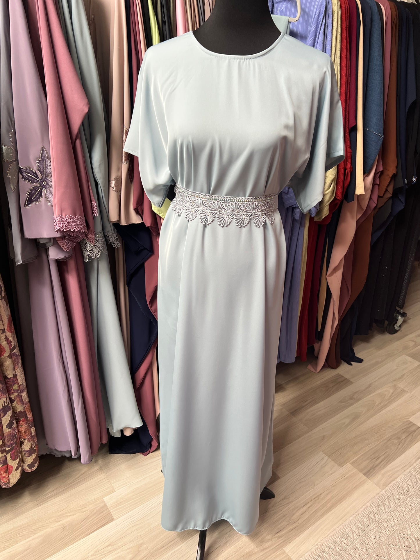 Innenkleid der Abaya ohne Kimono, schlicht und elegant mit floraler Stickerei an der Taille als Blickfang.