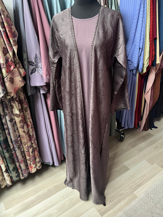 Abaya Loujain in Braun – Komplettansicht auf Schneiderpuppe mit passendem Unterkleid