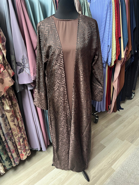 Abaya Rayana in Braun – Komplettansicht auf Kleiderpuppe mit Unterkleid