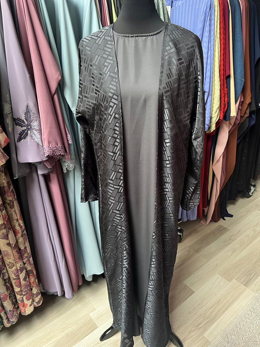 Abaya Rayana in Schwarz – Komplettes Set mit Unterkleid auf Kleiderpuppe